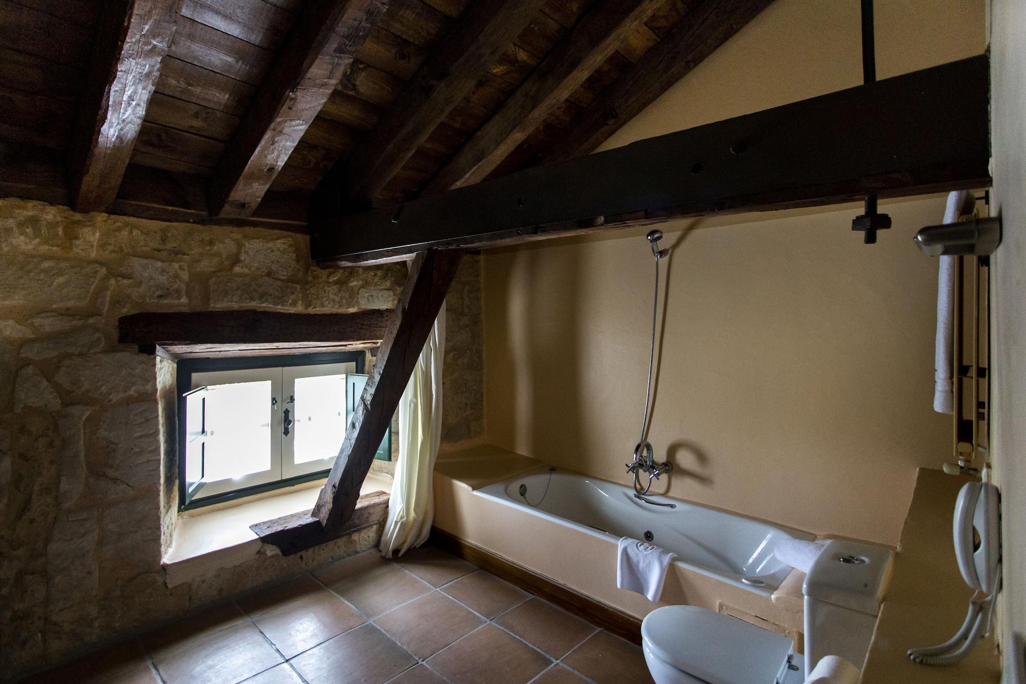 Hacienda Zorita Wine Hotel & Spa Valverdón Zewnętrze zdjęcie Bathroom in the house