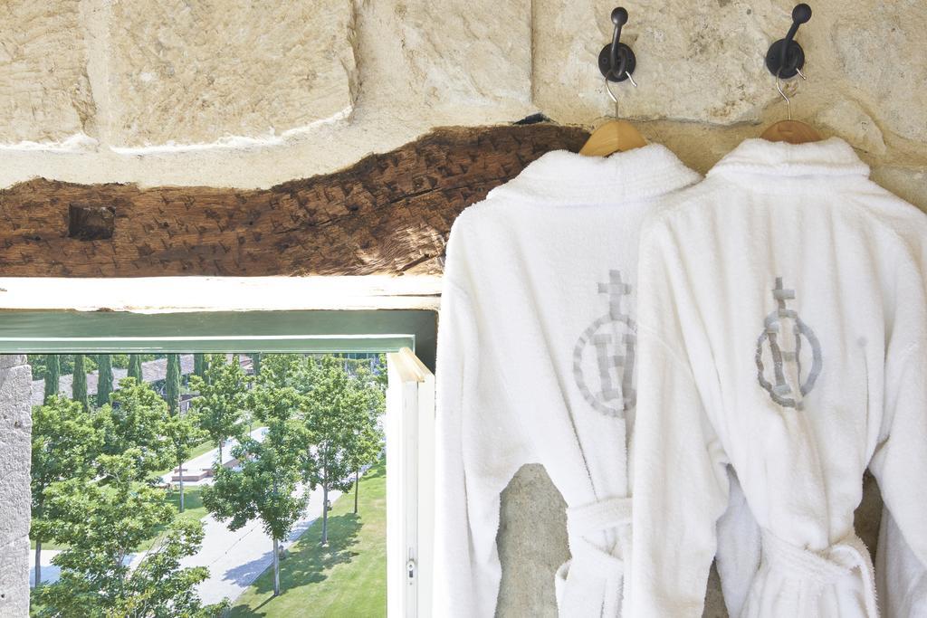 Hacienda Zorita Wine Hotel & Spa Valverdón Zewnętrze zdjęcie Two bathrobes