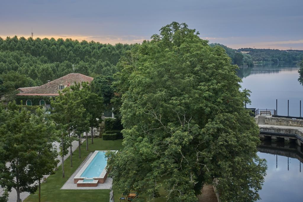 Hacienda Zorita Wine Hotel & Spa Valverdón Zewnętrze zdjęcie View of the lake from the hotel