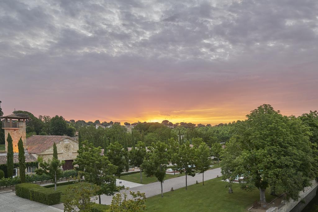 Hacienda Zorita Wine Hotel & Spa Valverdón Zewnętrze zdjęcie Sunset over the town