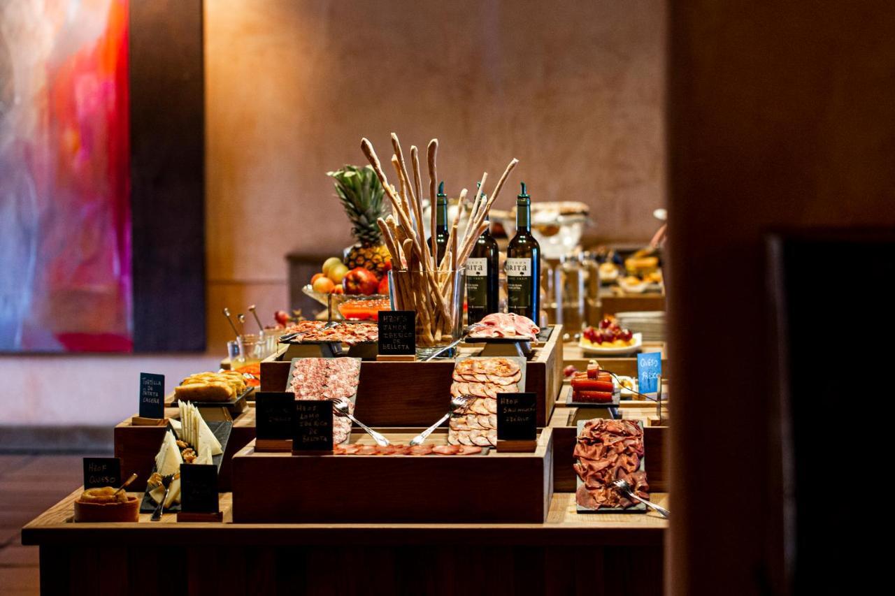 Hacienda Zorita Wine Hotel & Spa Valverdón Zewnętrze zdjęcie A buffet at a hotel